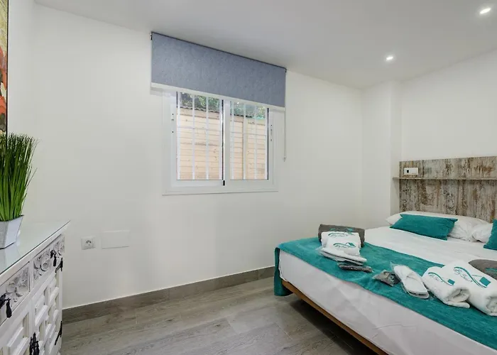 Isabel By Seric, 15' Walking To The Torremolinos