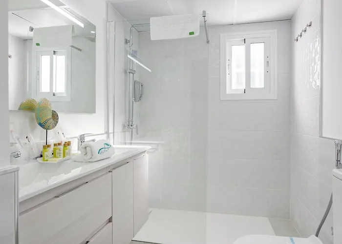 Isabel By Seric, 15' Walking To The * Torremolinos